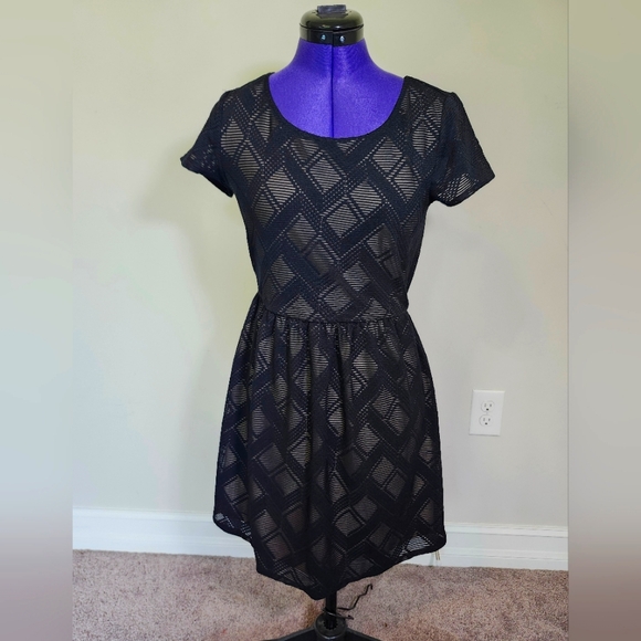 BeBop Black Geometric Knit Lace Overlay Nude Round Neck Short SL Midi Dress S M - Picture 1 of 9